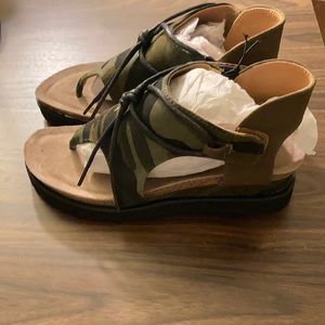 NWT Mukluks camouflage wedges size 7.